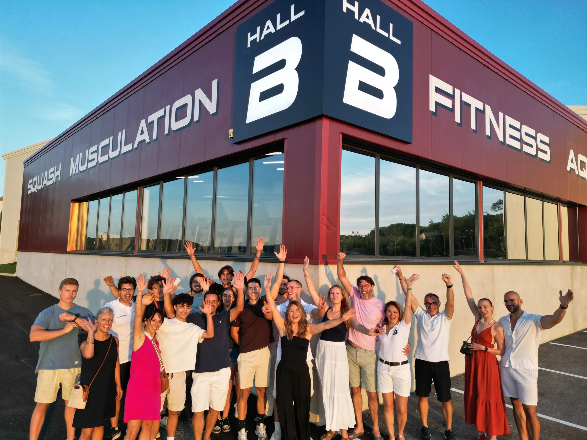 L'équipe de coachs HALL B dans la salle de sport de Saint-Dionisy