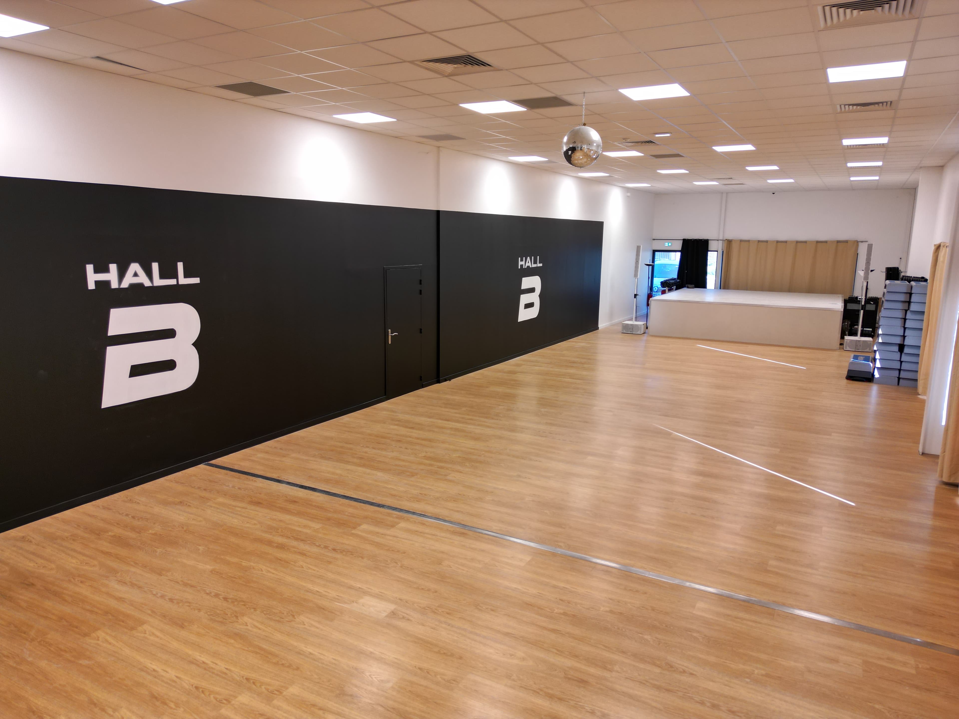 Salle de cours collectifs avec mirroir et logos HALL B