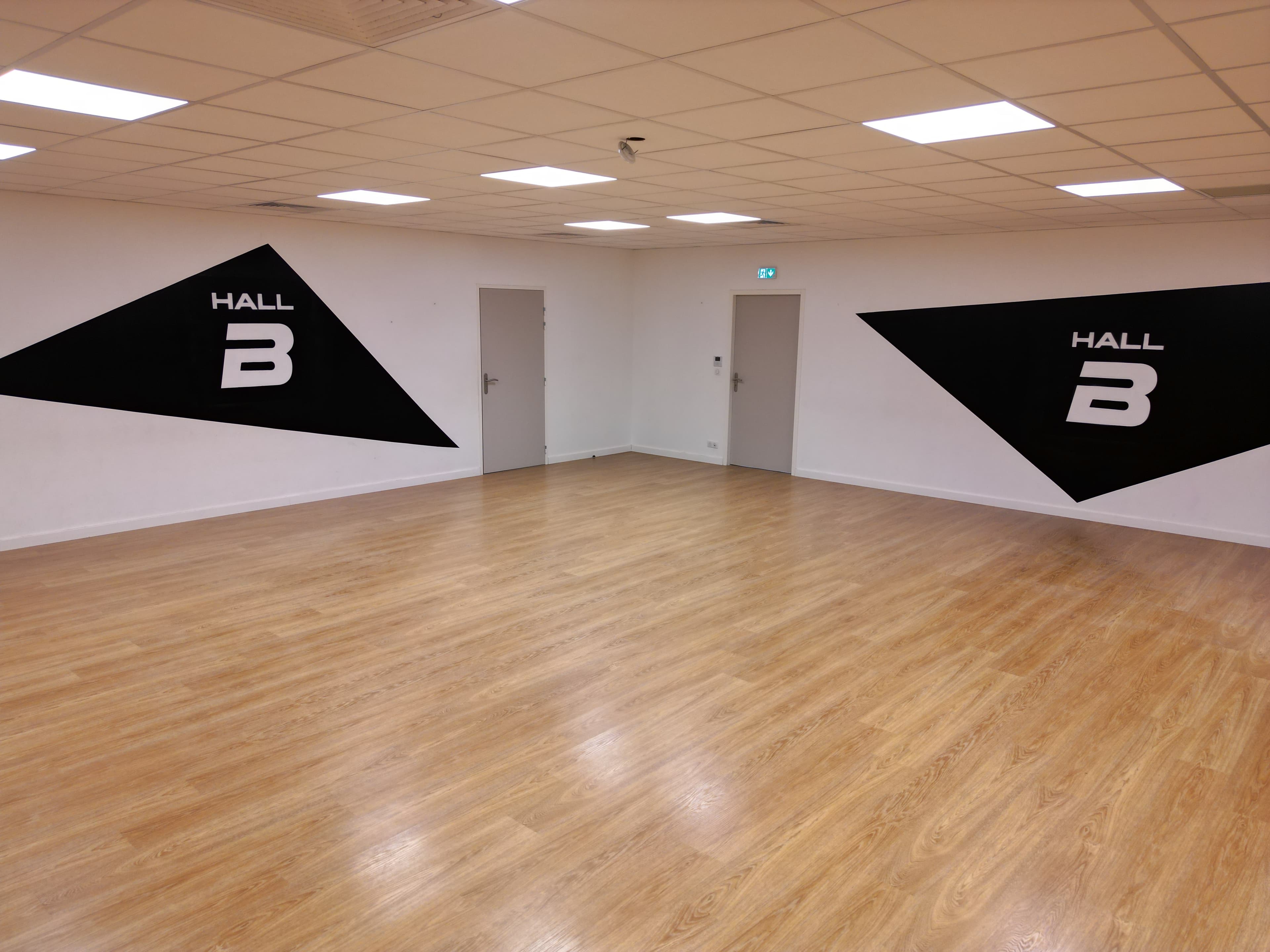 Salle de danse avec mirroir et logo HALL B