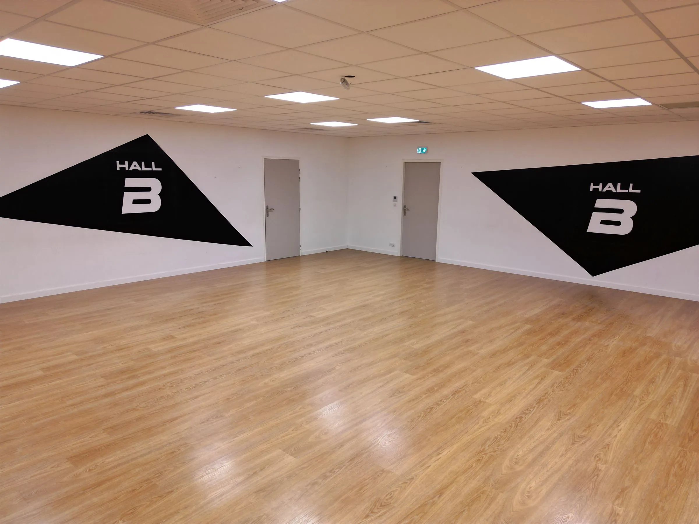 Salle de danse avec mirroir et logo HALL B