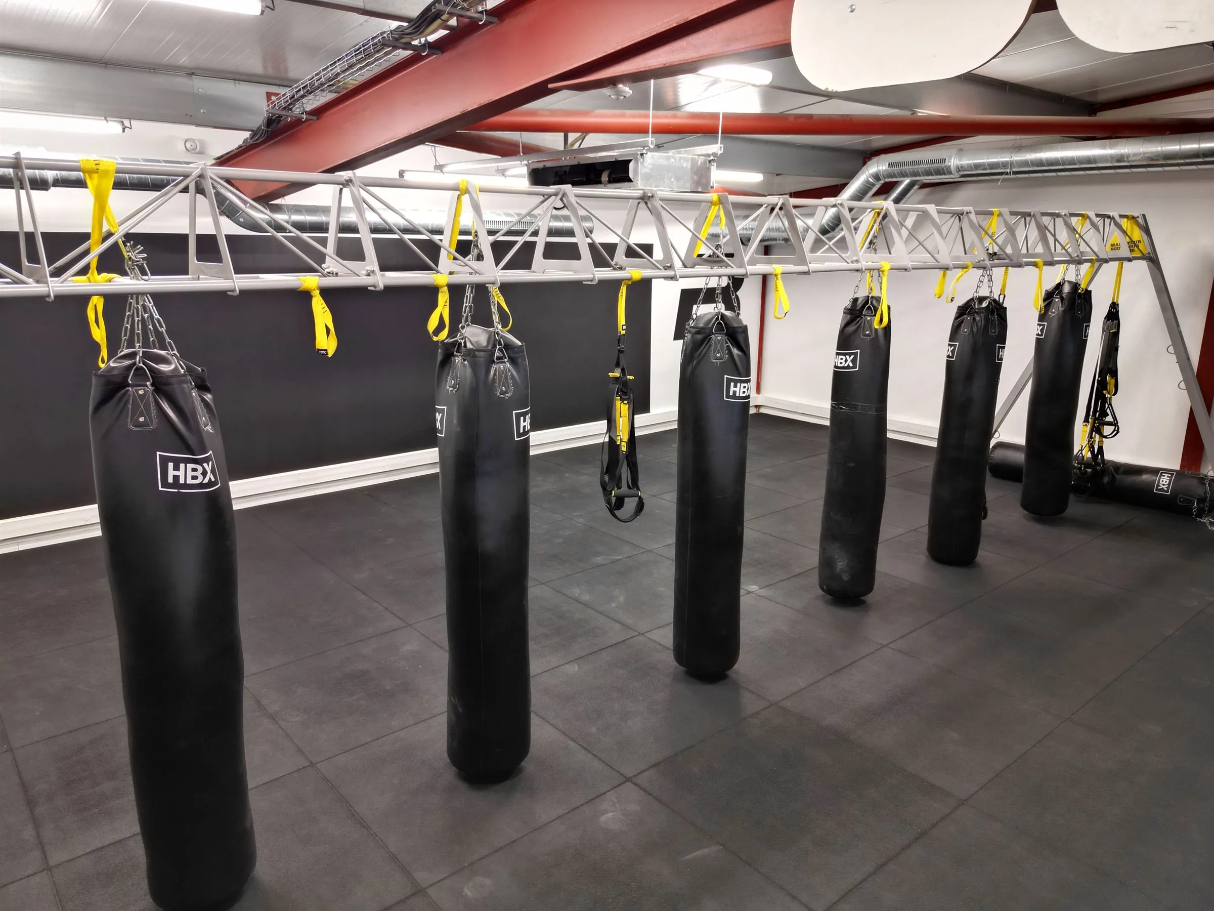 Salle avec sacs de frappes